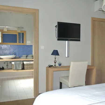 Nostromo לינה וארוחת בוקר