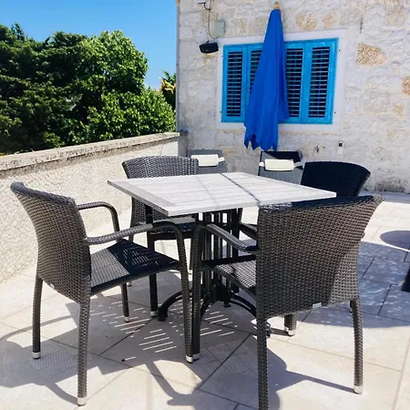 Nostromo לינה וארוחת בוקר 3*