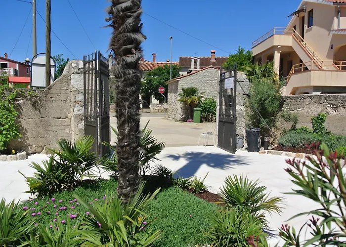 Nostromo krevet i doručak 3*