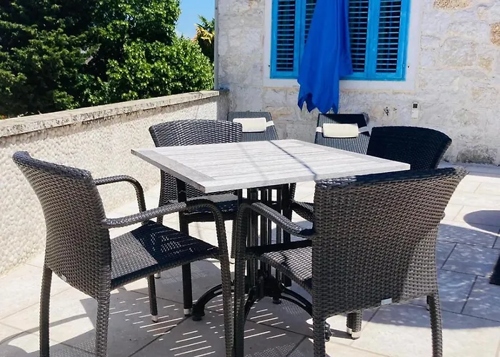 Nostromo krevet i doručak 3*